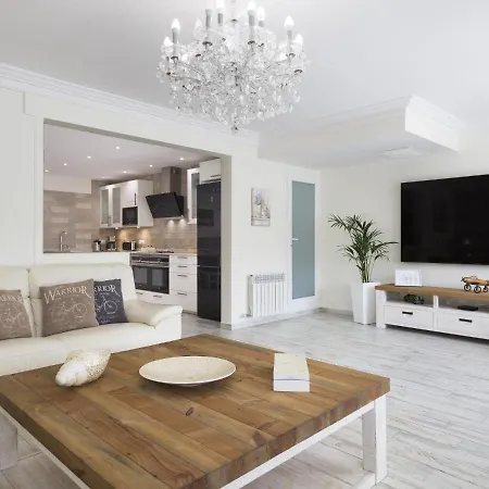 Appartement Spaces Mediterranean 4 Bedroom, 4 Bathroom, Huge Terrace, Jacuzzi- Sleeps 9 *