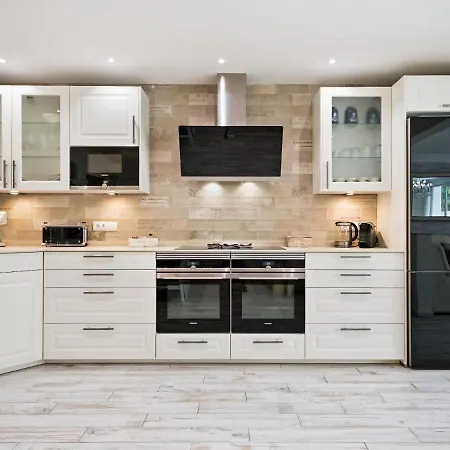 Appartement Spaces Mediterranean 4 Bedroom, 4 Bathroom, Huge Terrace, Jacuzzi- Sleeps 9 Sitges