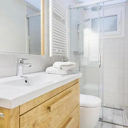 Spaces Mediterranean 4 Bedroom, 4 Bathroom, Huge Terrace, Jacuzzi- Sleeps 9 Appartement